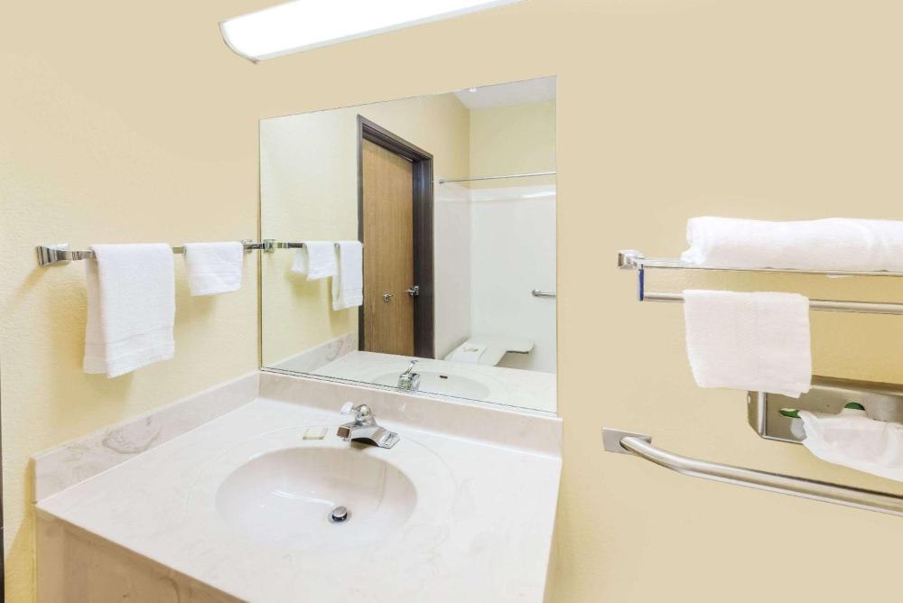 2 Queen Beds Room - Disability Access/Non-Smoking interior